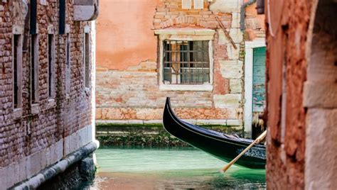 Venezia, è iniziata la Biennale d'Arte. Tutto il fascino della città 